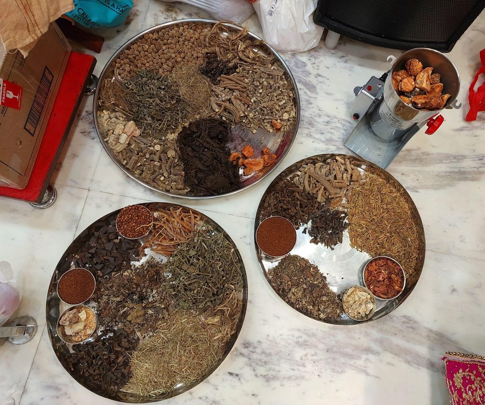 Raw ingredients for Divya Dhoop